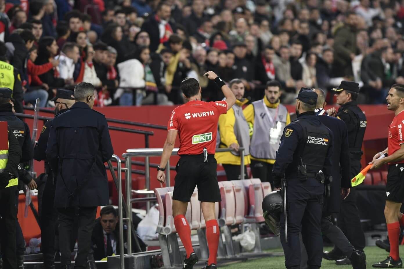  Munuera Montero suspende el Sevilla - Betis.