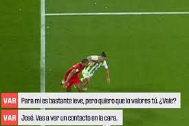 El penalti de Badé a Isco que anuló el VAR.