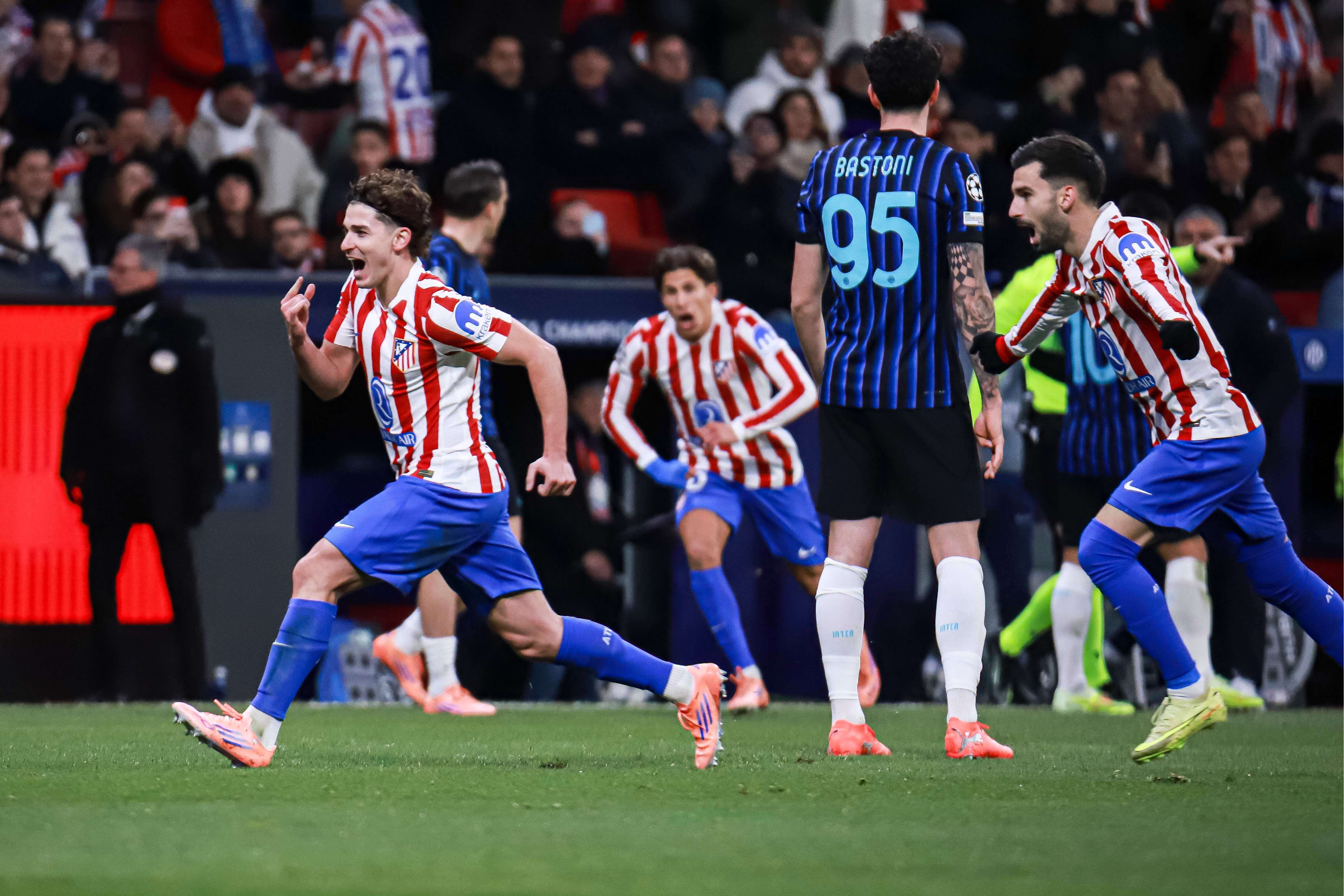 Julián Álvarez celebra un gol en el Atlético - Inter.