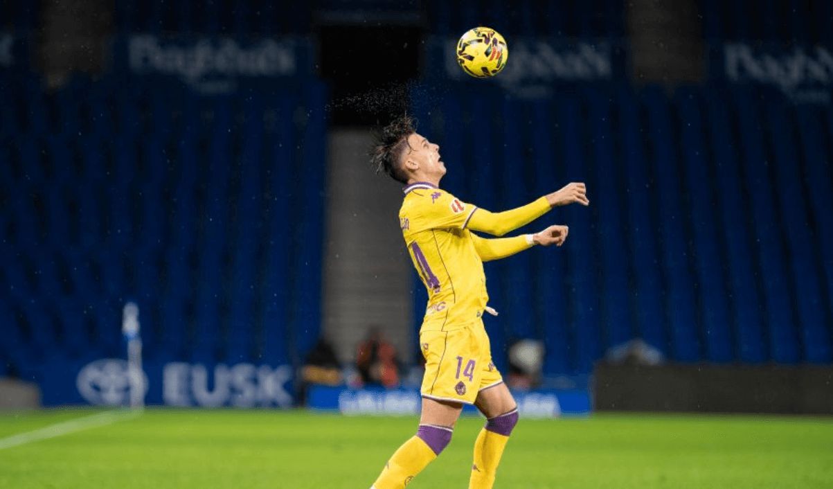 Iván Alejo, controlando el balón en Anoeta.