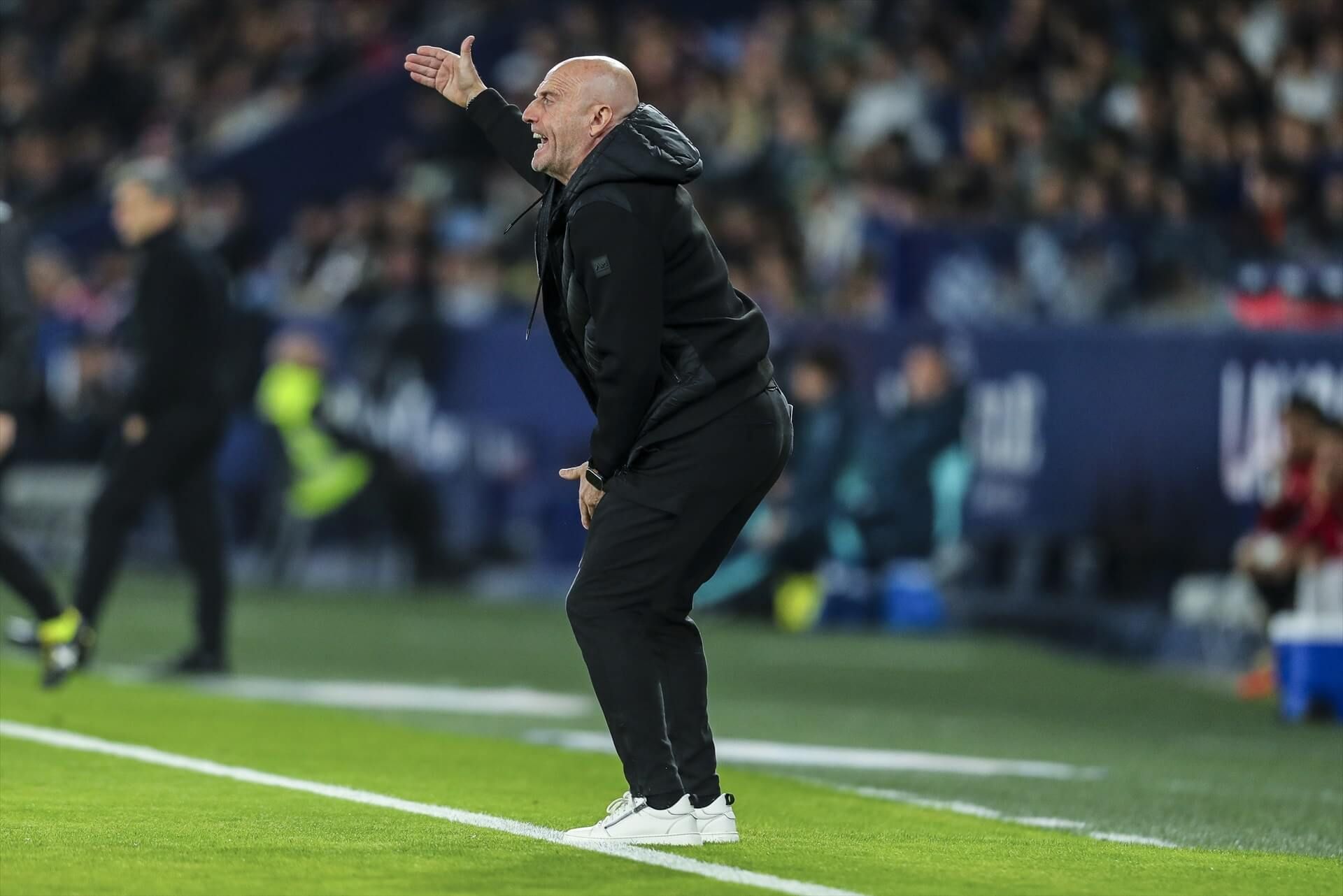  Julián Calero da instrucciones durante el Levante-Athletic.