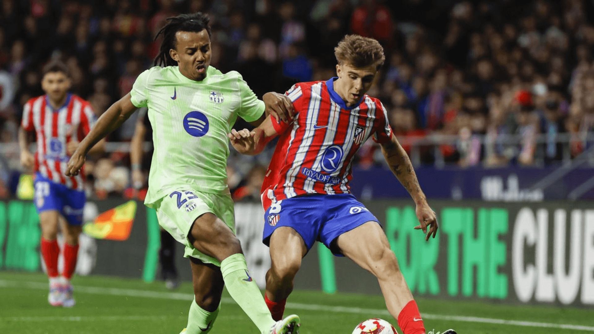 Koundé y Pablo Barrios pugnan por un balón en el Atlético-Barcelona.