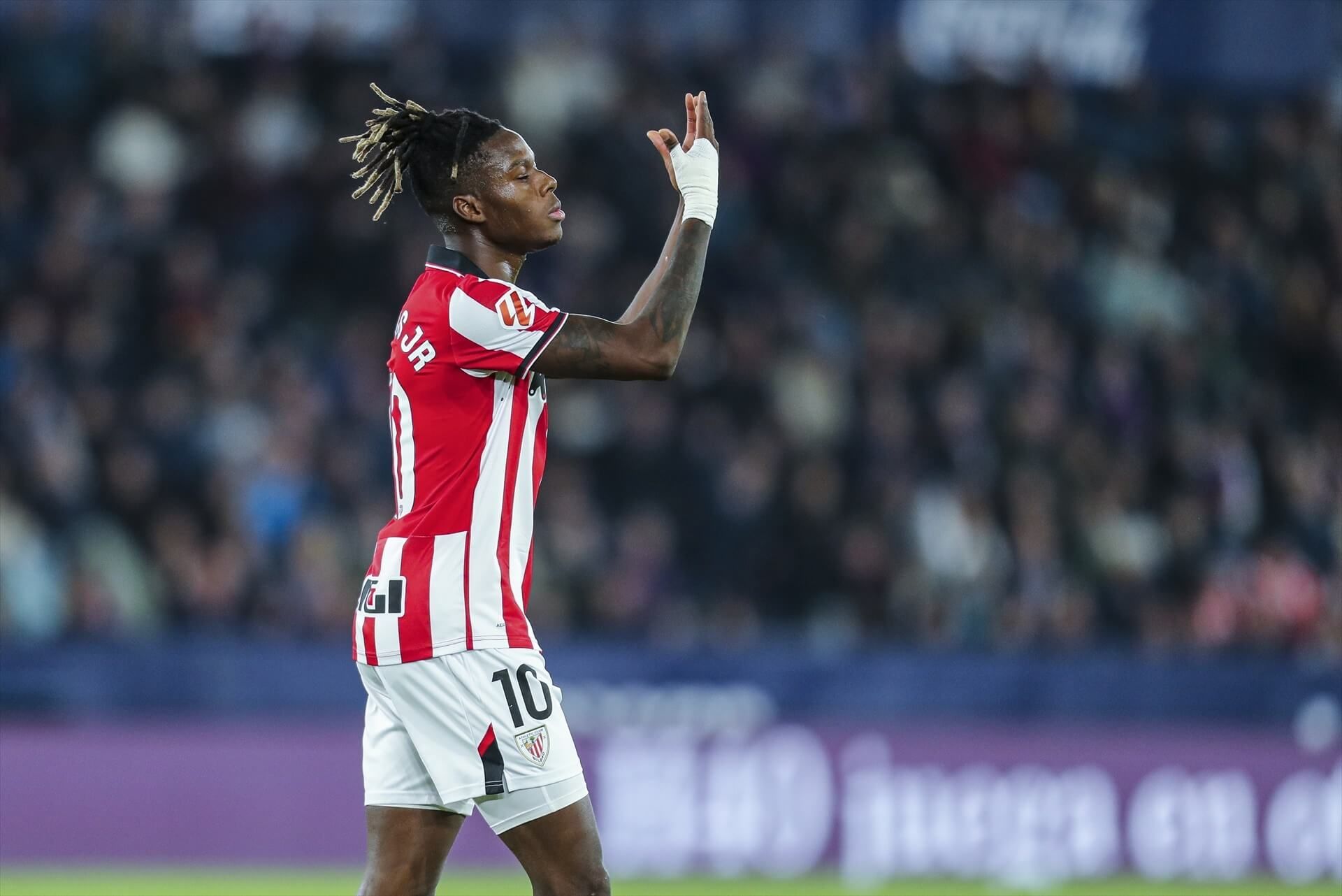  Nico Williams gesticula durante el Levante-Athletic.