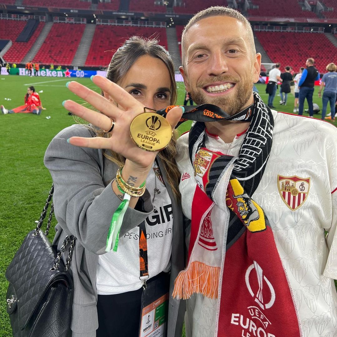  Linda Raff y el Papu Gómez posan con la medalla de campeones. (@linda.raff)