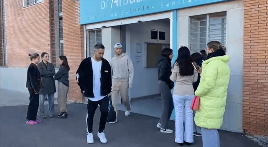 Lo Celso, a la salida de la clínica.