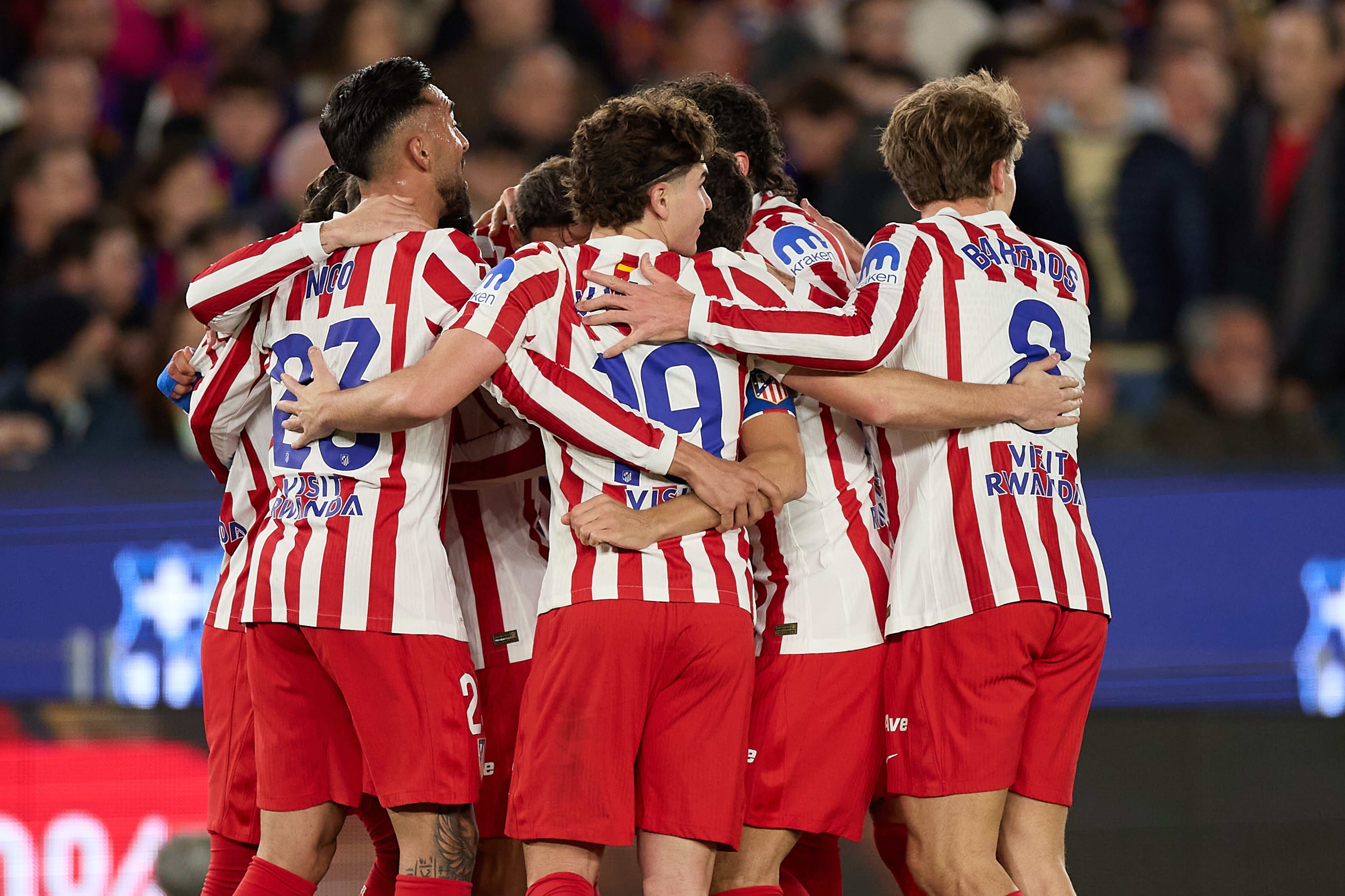 Los jugadores del Atlético celebran un gol ante el Barcelona.