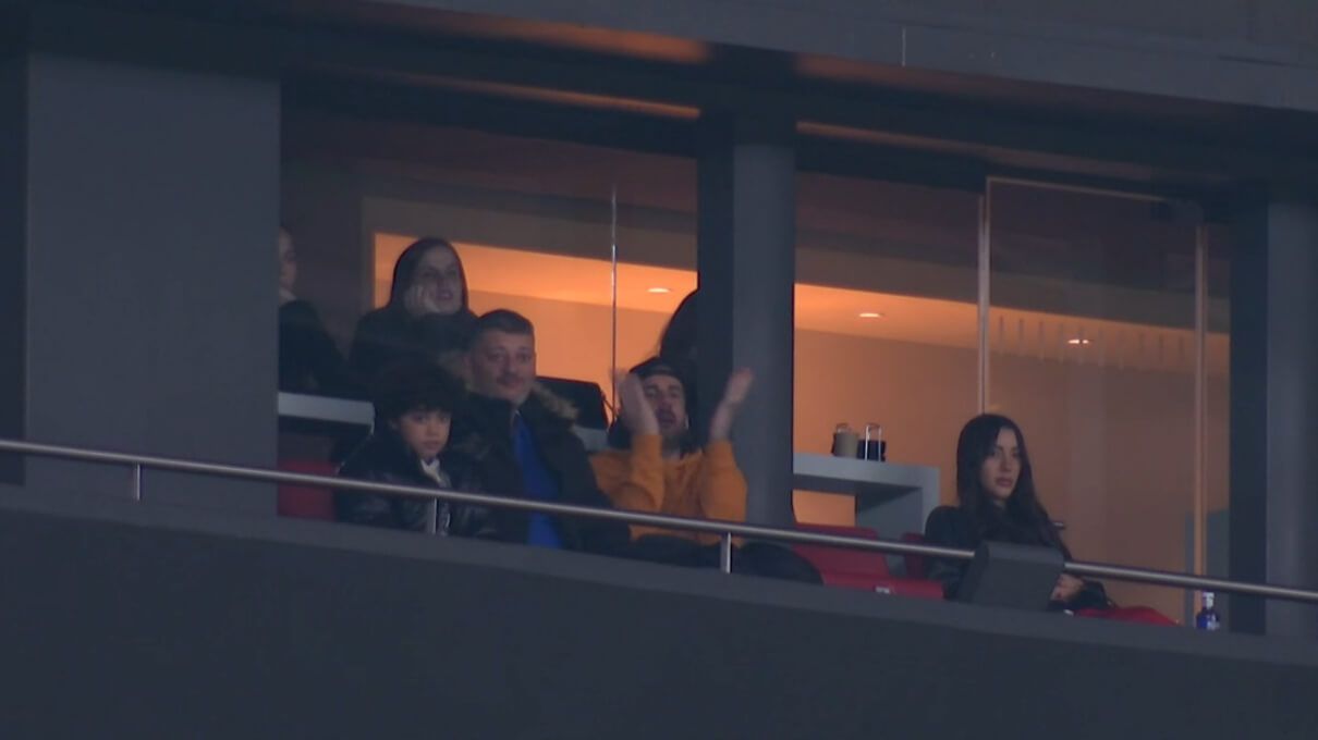 Melendi, en un palco del Metropolitano viendo el Atlético - Real Oviedo (Imagen: DAZN).