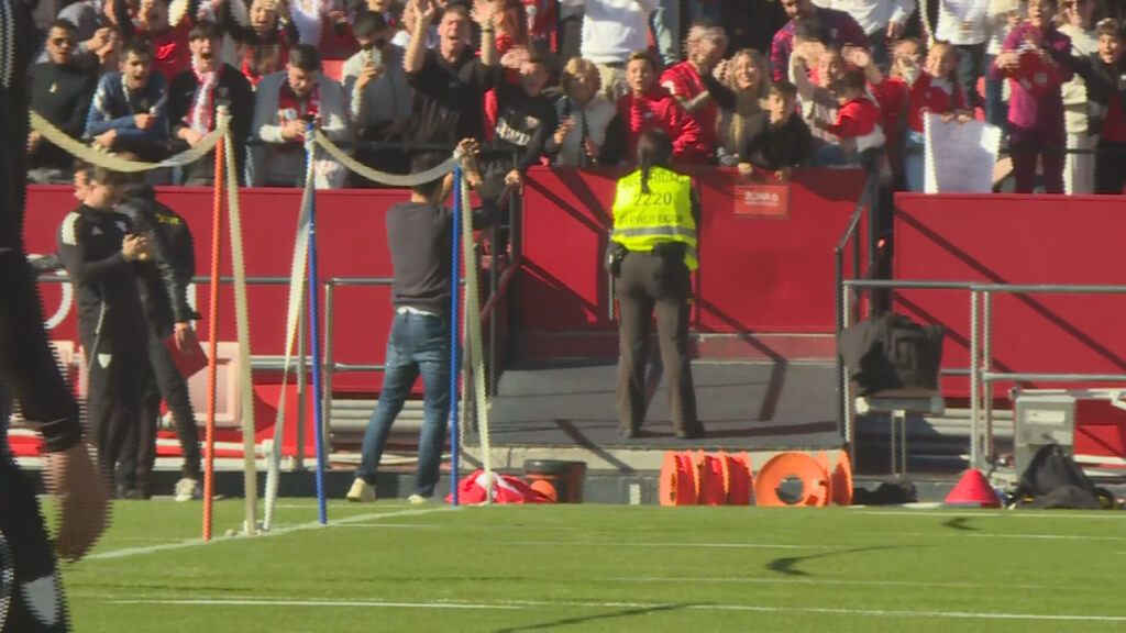  Jesús Navas agradece el cariño en el entrenamiento del Sevilla FC (ElDesmarque)
