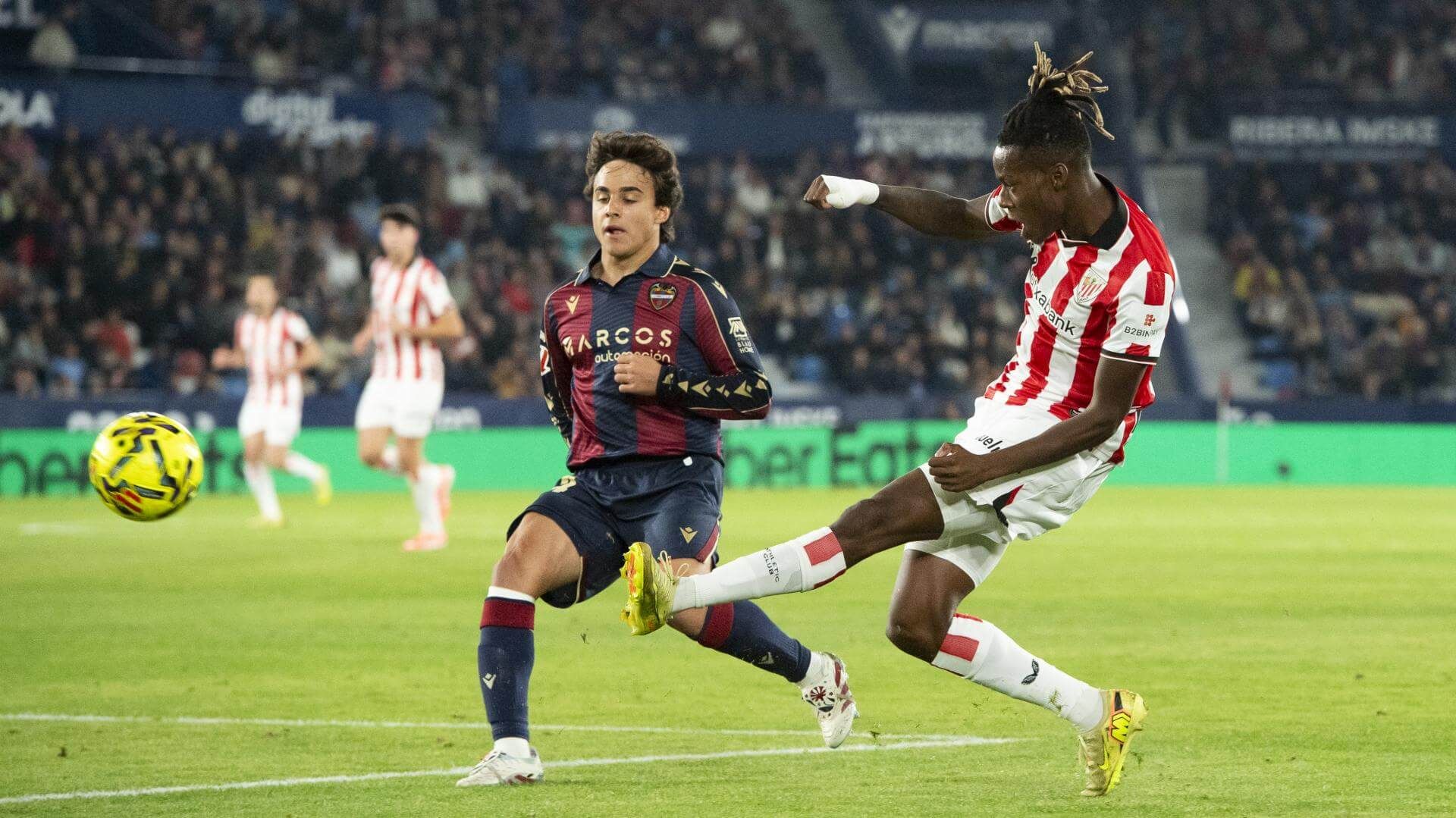  Nico Williams dispara en una acción de juego frente al Levante UD.