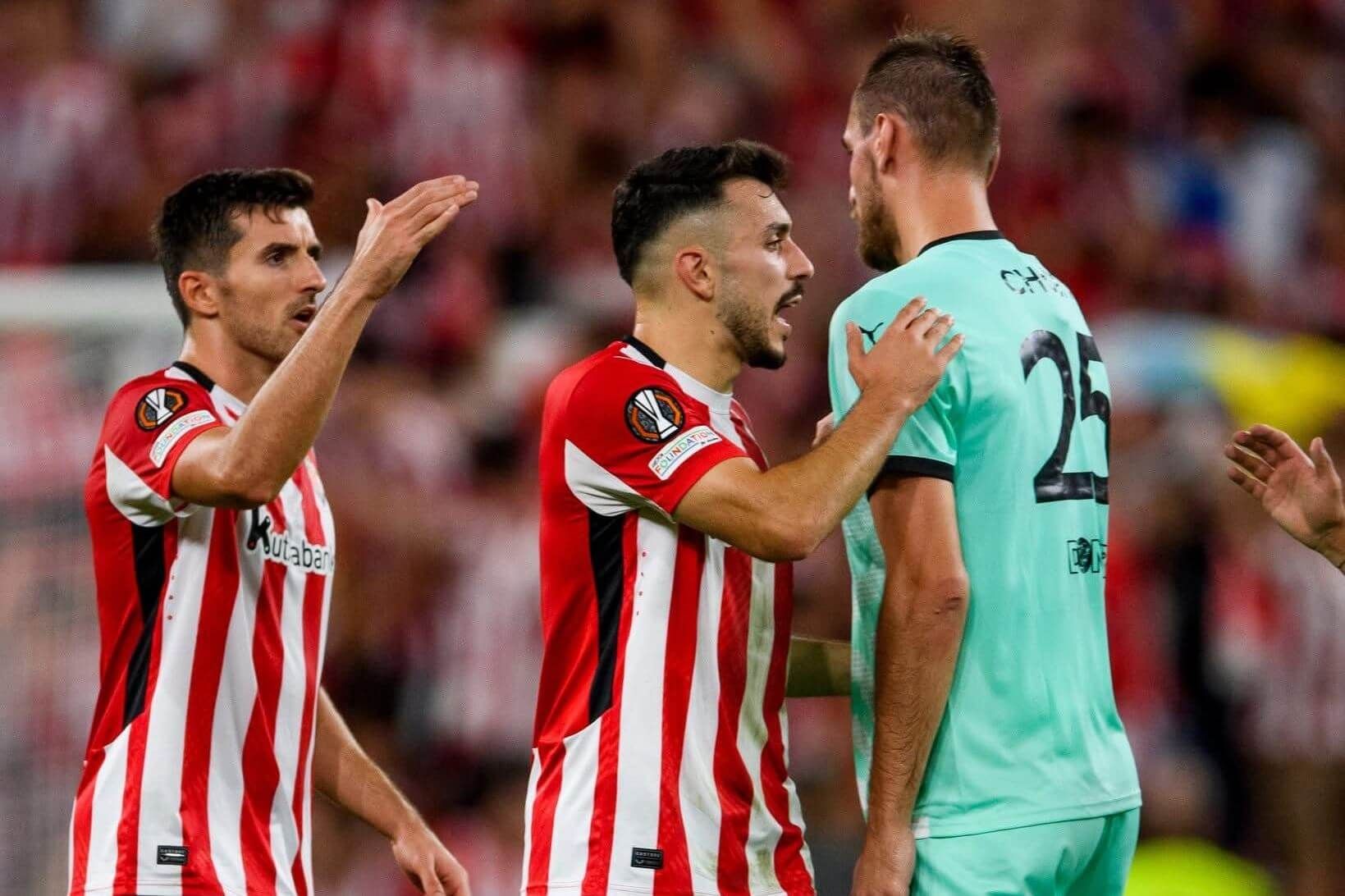  Dani Vivian y Aitor Paredes se saludan con Thomas Chory, delantero del Slavia Praga en San Mamés.
