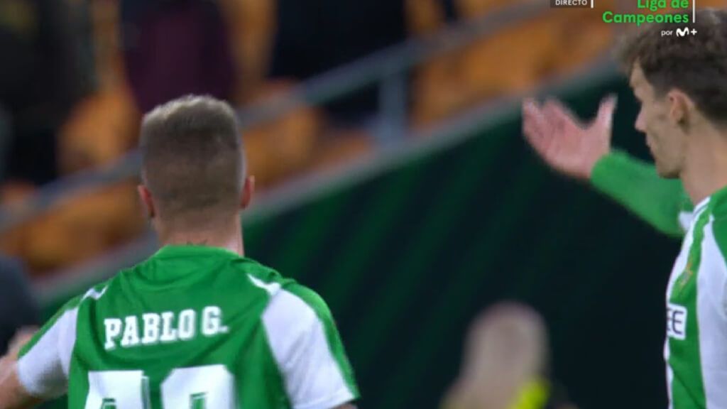  Diego Llorente, llevándose a Pablo García.