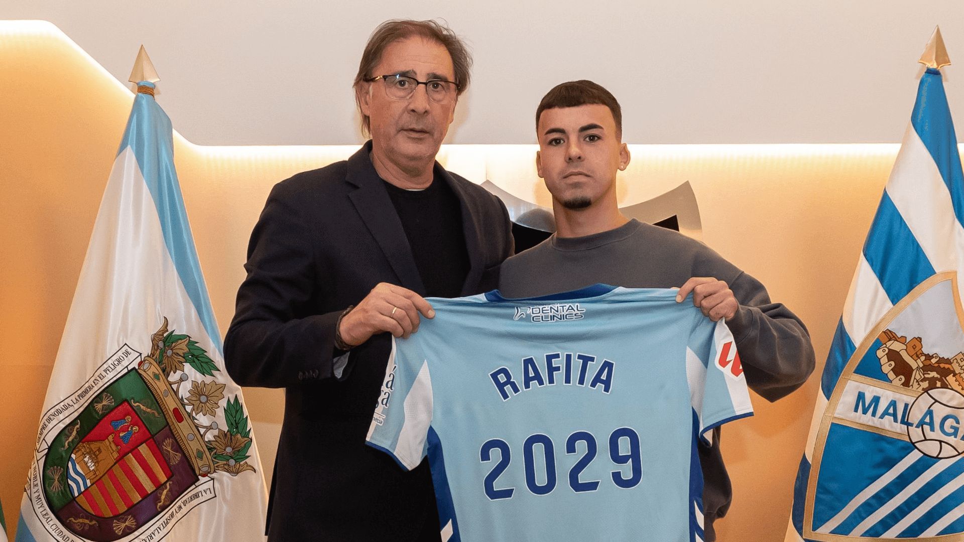  Rafita posa con Loren Juarros en las oficinas del Málaga.