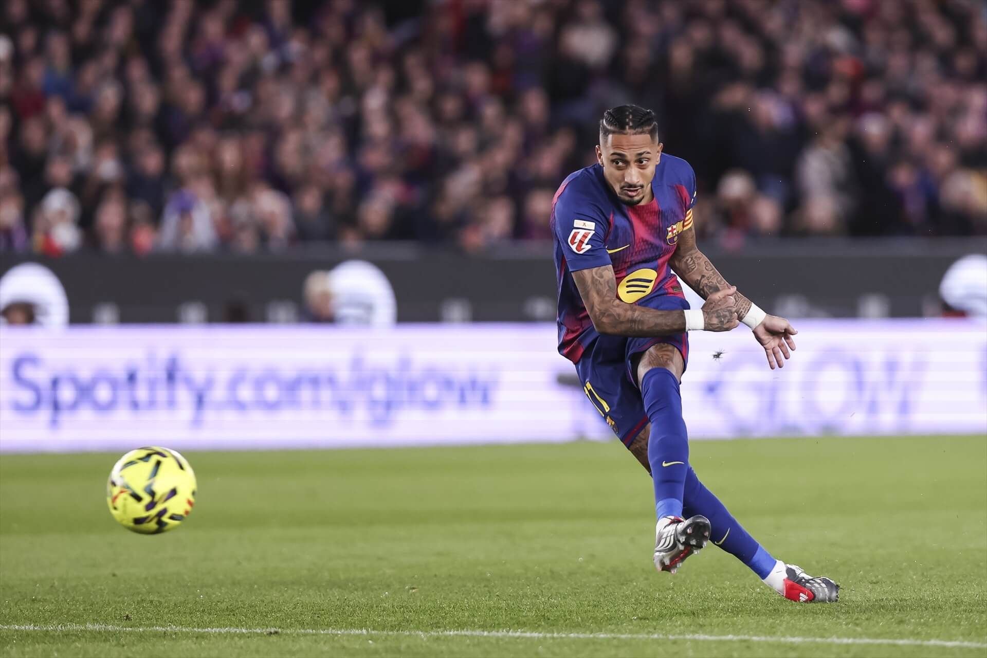  Raphinha dispara durante el Barcelona-Alavés.