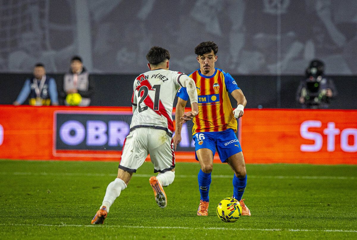  Fran Pérez encara en el Rayo-Valencia CF