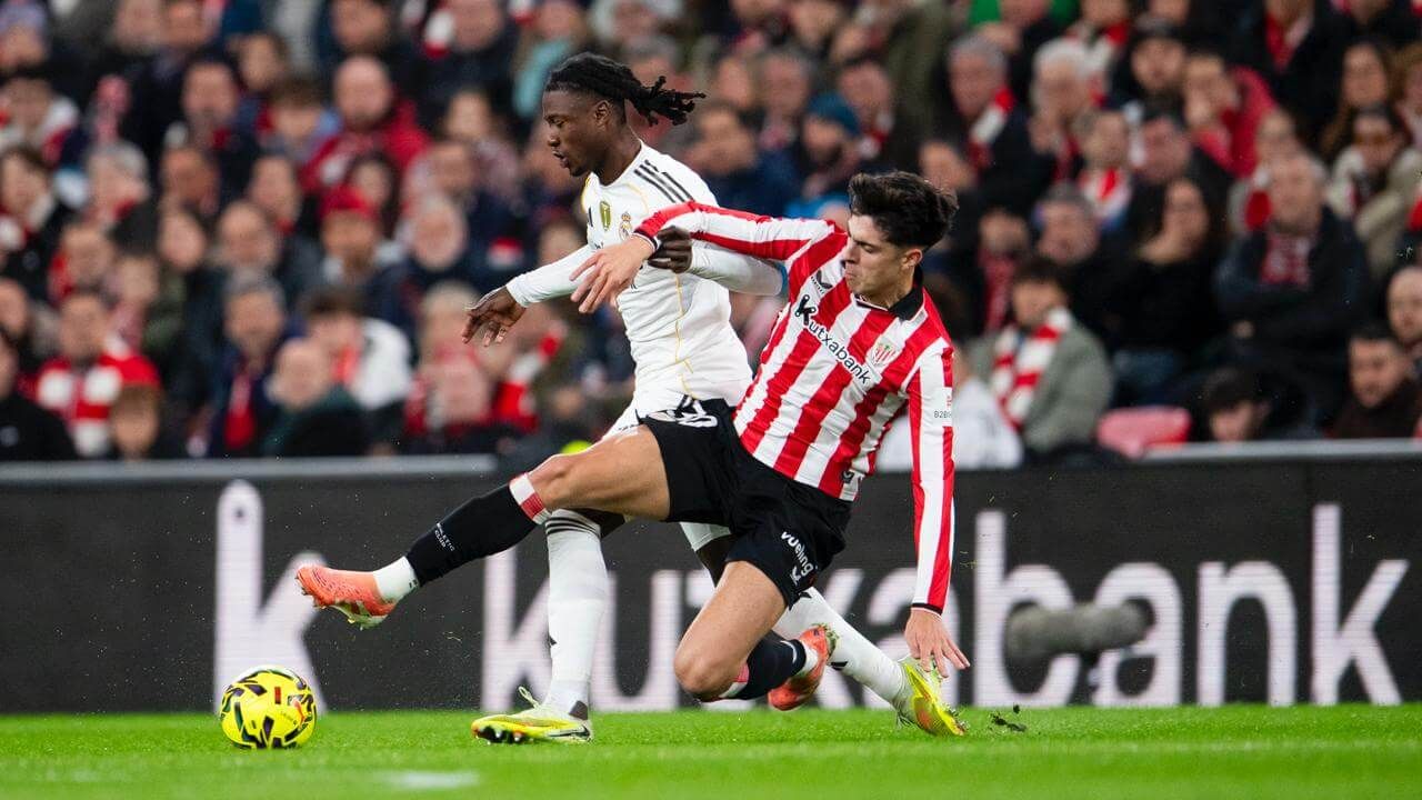  Eduardo Camavinga y Alex Rego pelean por el balón en San Mamés