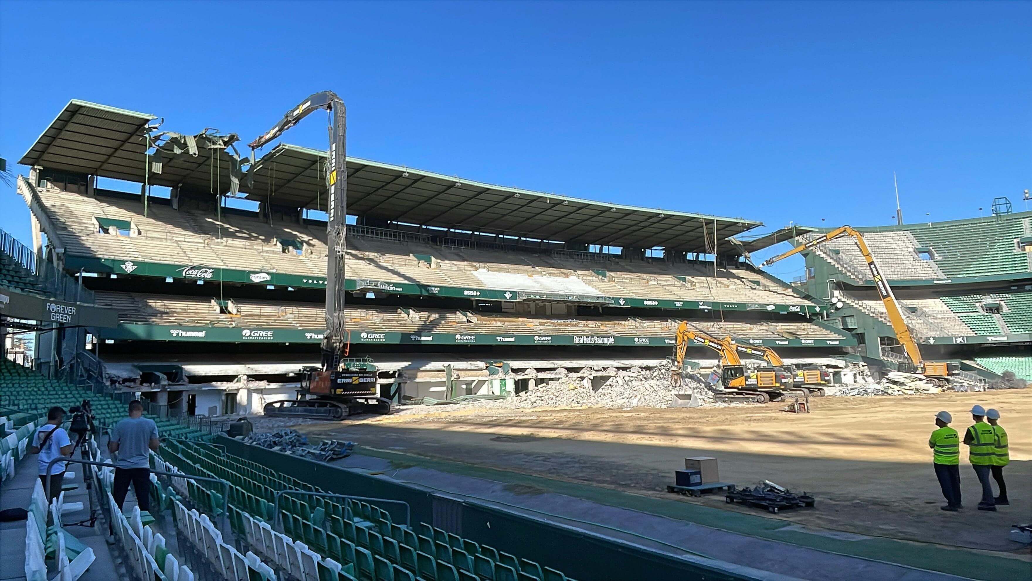  Retirada de la visera de Preferencia del Benito Villamarín.