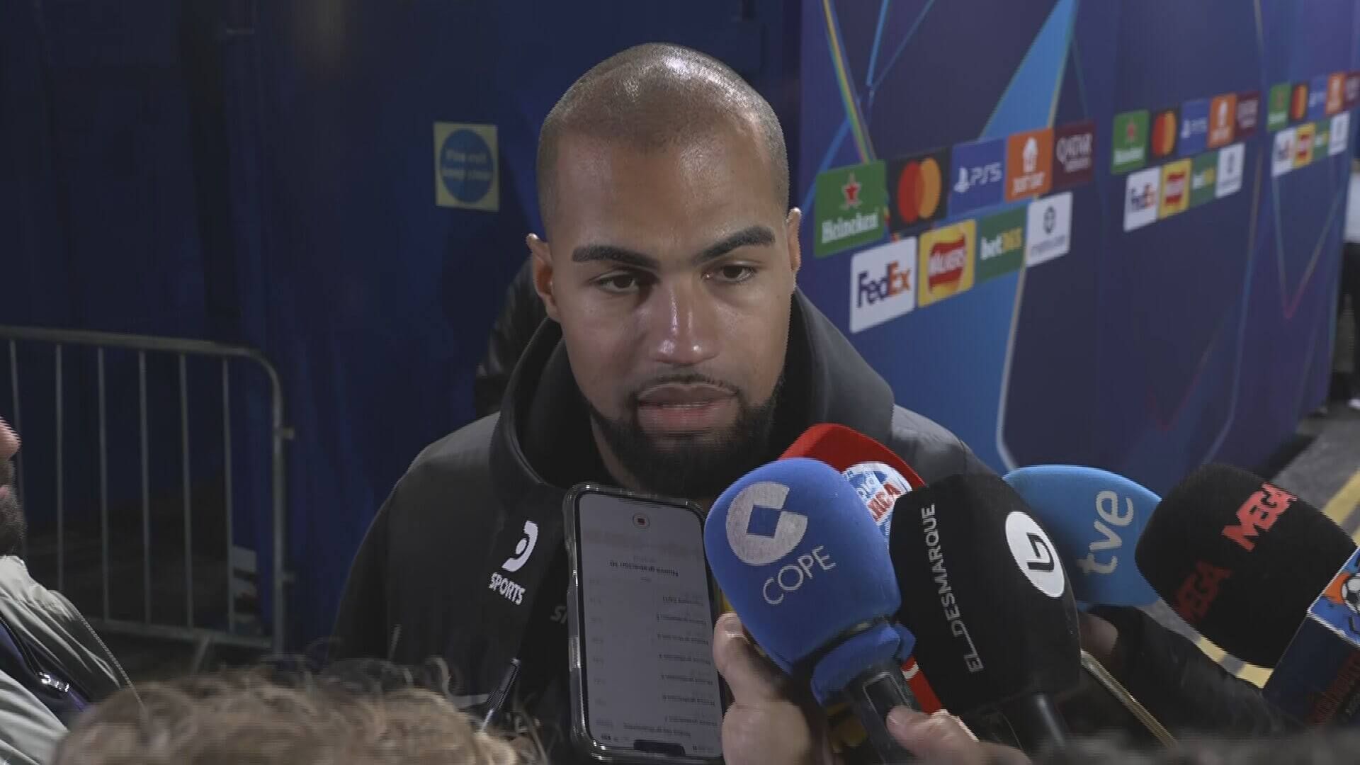 Robert Sánchez atiende a los medios