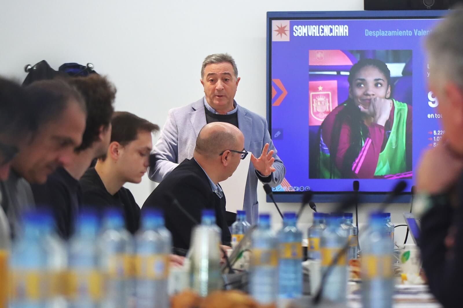 Salva Gomar atiende a los medios antes de hablar del Nou Mestalla