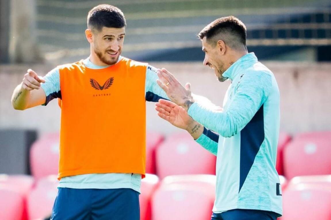  Oihan Sancet y Yuri Berchiche hablan en un entrenamiento en Lezama.