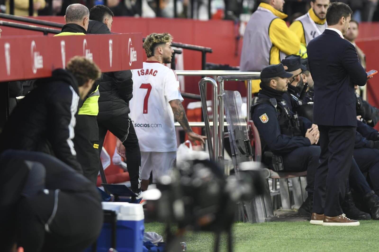  Isaac Romero, expulsado en el derbi Sevilla-Betis.