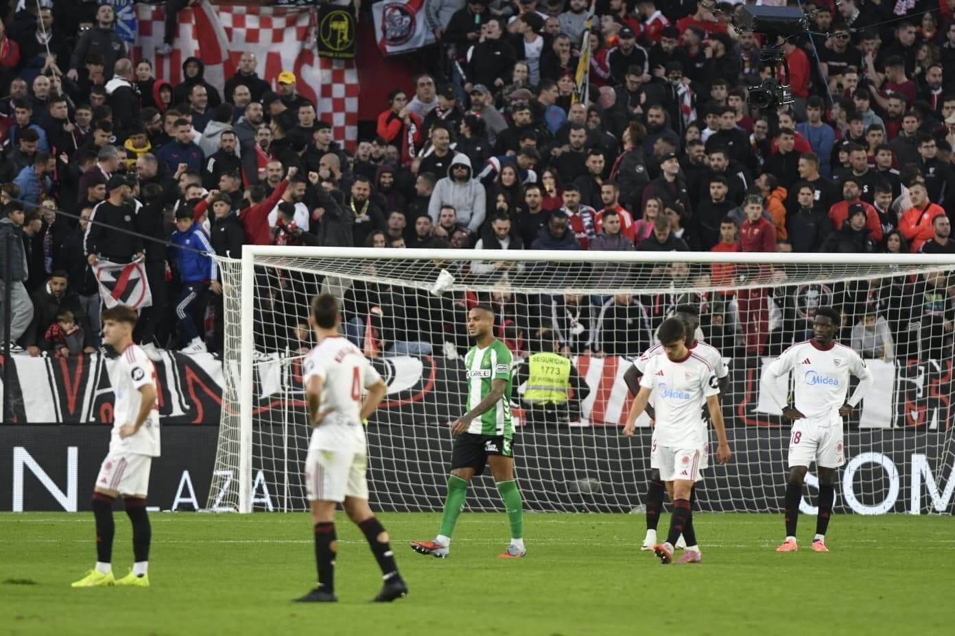  Sevillistas cabizbajos en el derbi Sevilla-Betis.