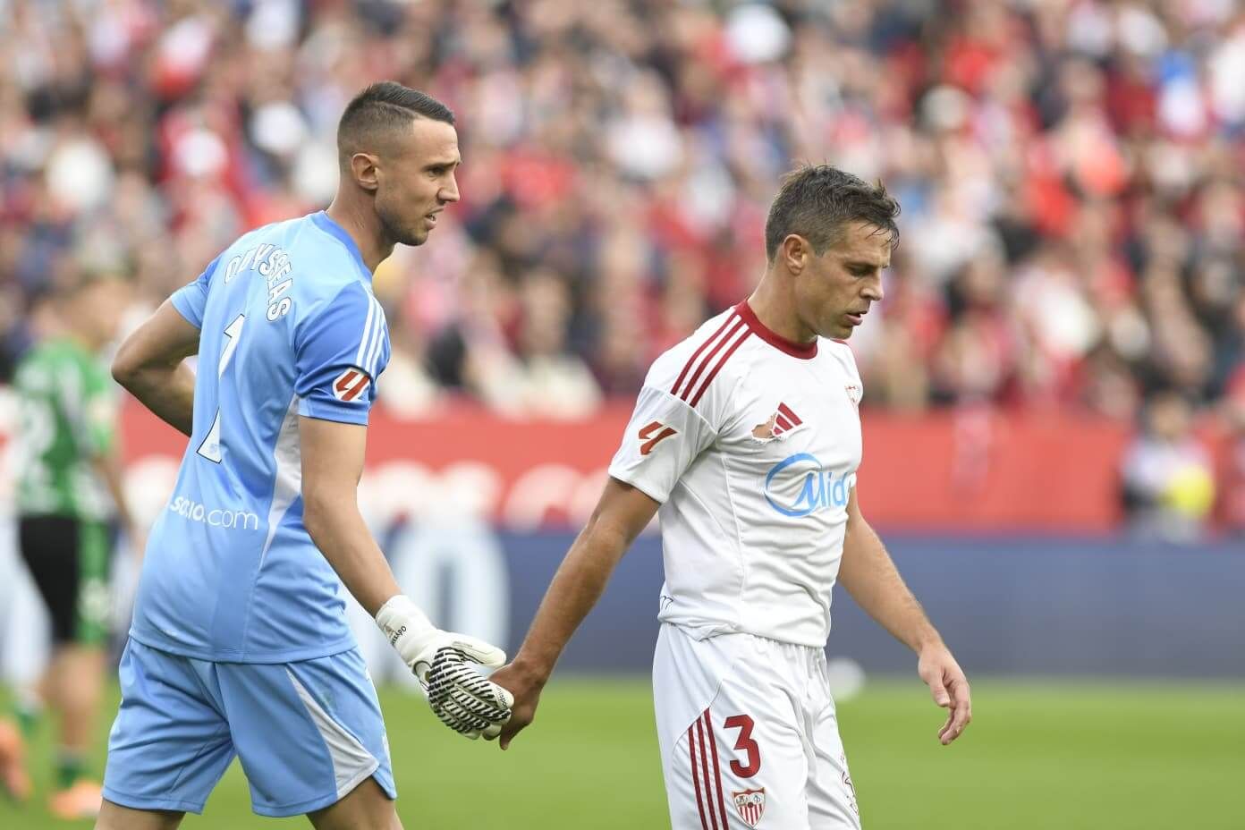 Odysseas Vlachodimos y Azpilicueta, en el Sevilla-Betis.