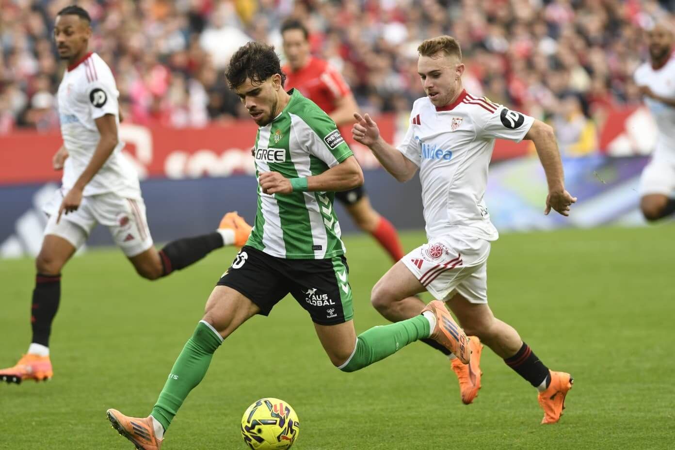  Ez Abde y Peque, en el Sevilla-Betis.
