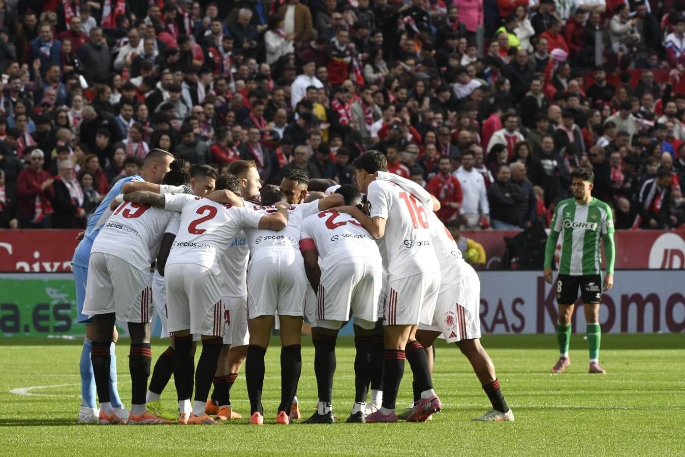 Los jugadores del Sevilla, en el derbi ante el Betis.