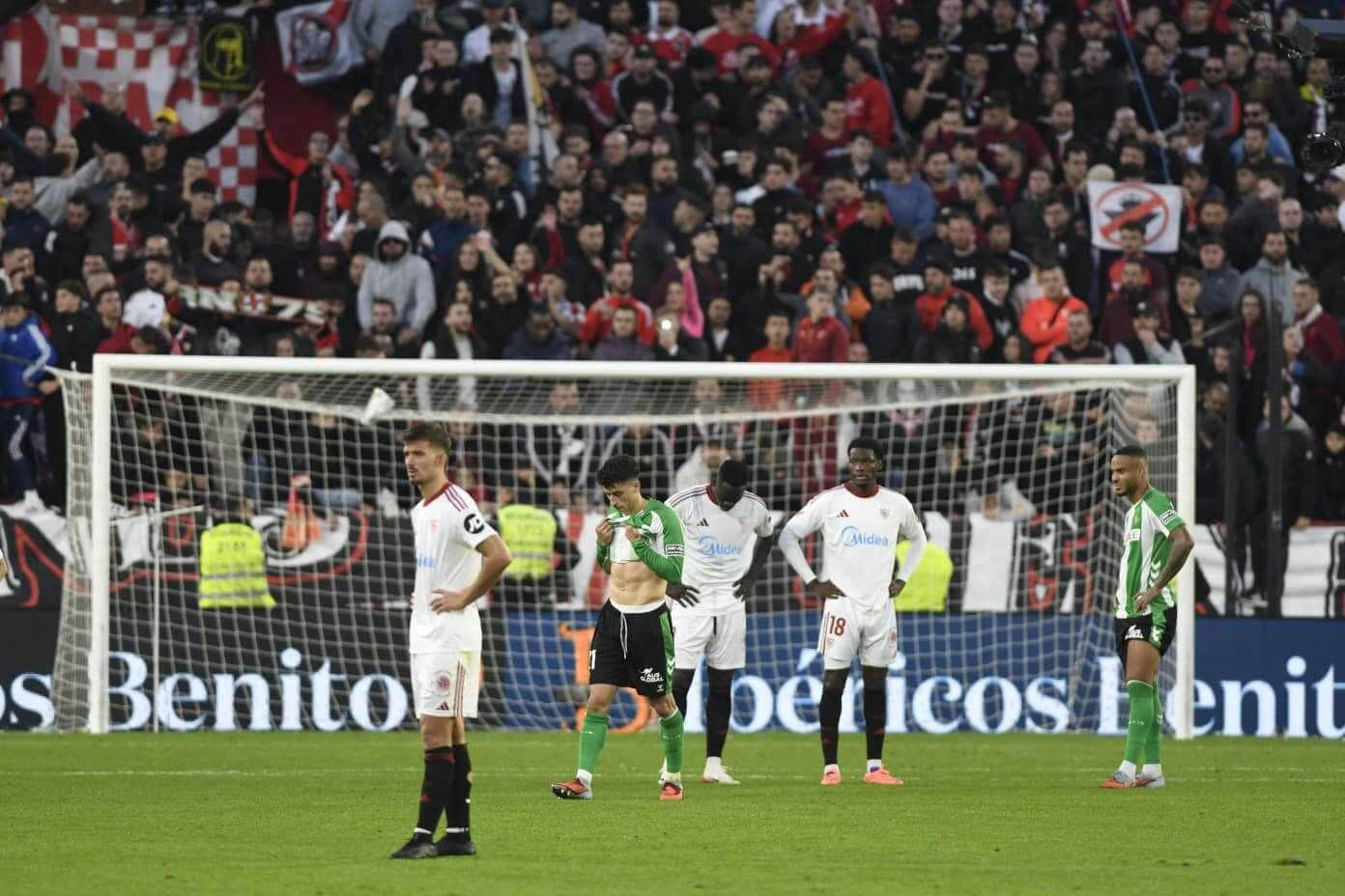  Decepción de los jugadores sevillistas en el derbi Sevilla-Betis.