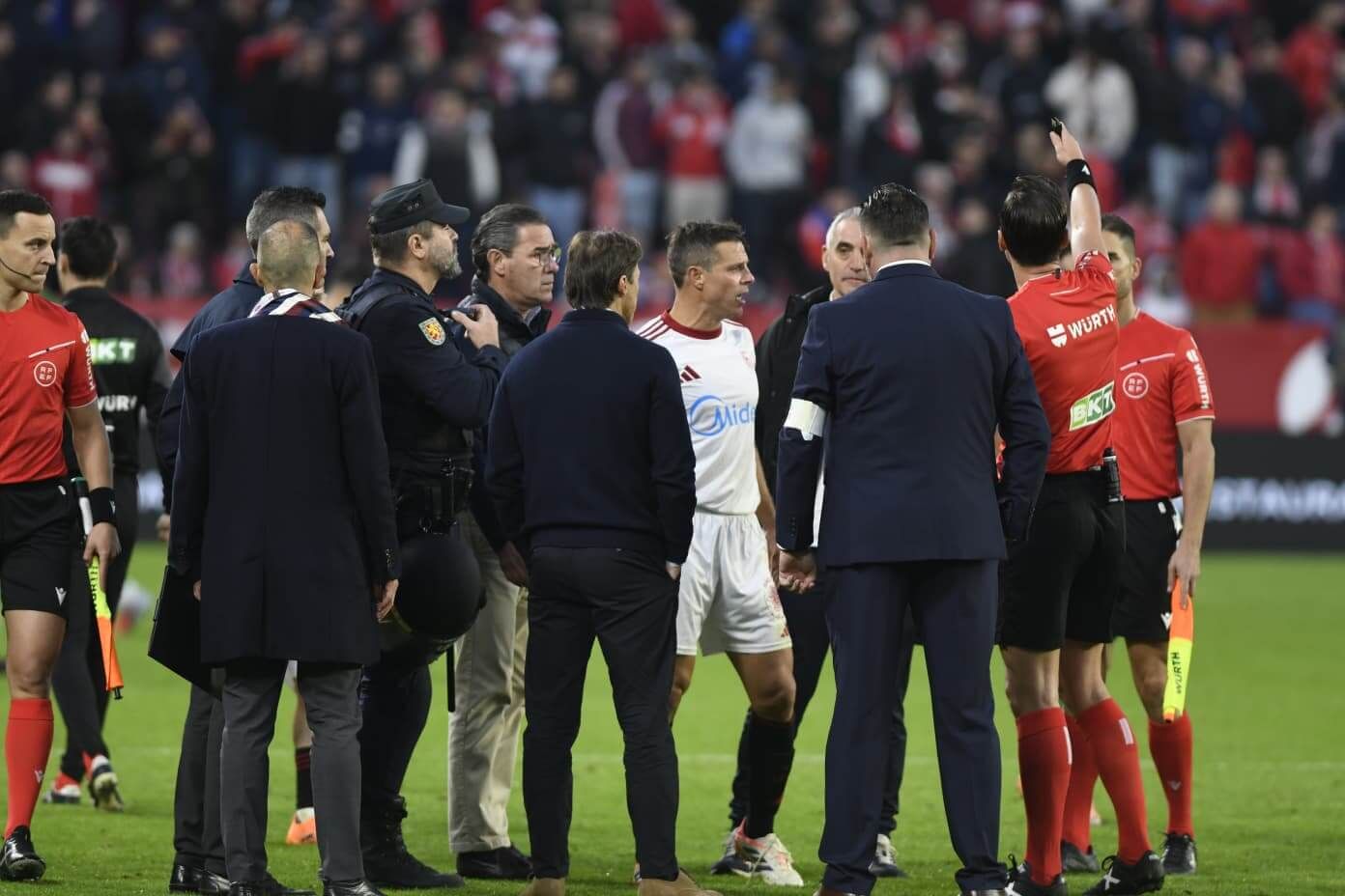 Munuera Montero decide suspender el Sevilla-Betis.