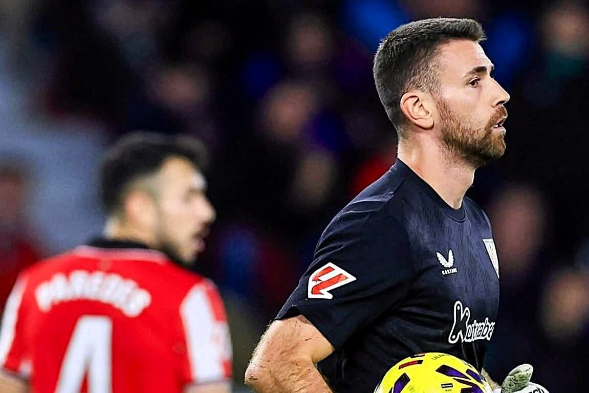  Unai Simón, en acción frente al Levante UD.