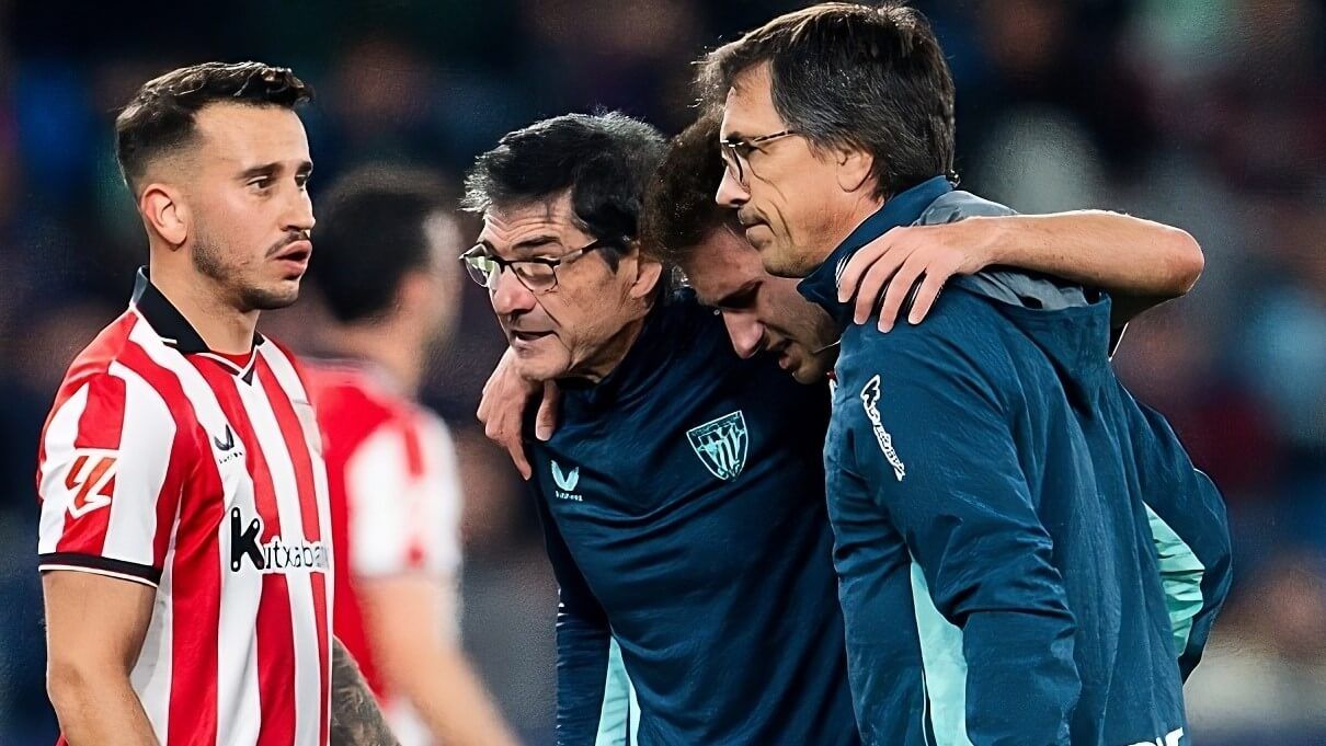  Lesión de Robert Navarro, retirándose ayudado en el partido ante el Levante UD.