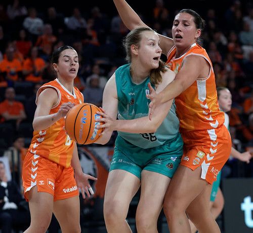 Valencia Basket saca adelante una dura batalla ante CAB Estepona (82-74)