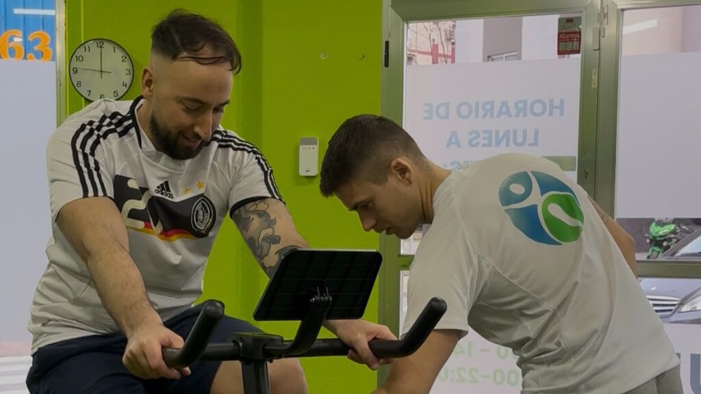  El entrenador personal Víctor Fernández guiando el entrenamiento de un hombre