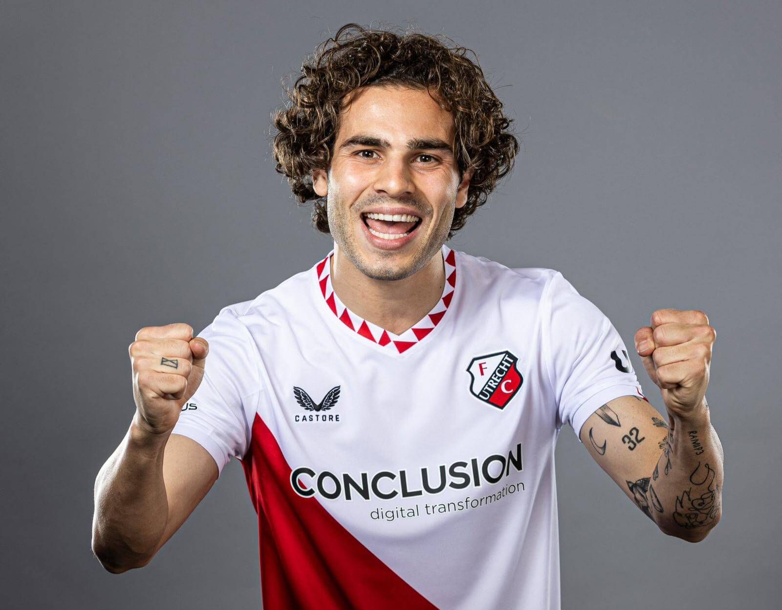  Miguel Rodríguez posa con la camiseta del equipo neerlandés.