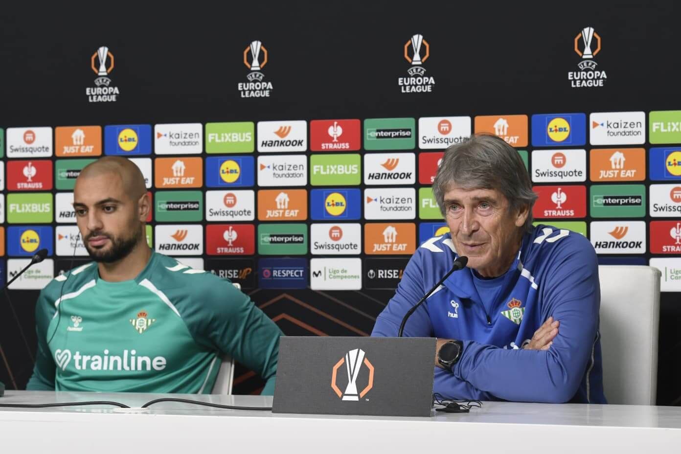 Sofyan Amrabat y Pellegrini, en sala de prensa