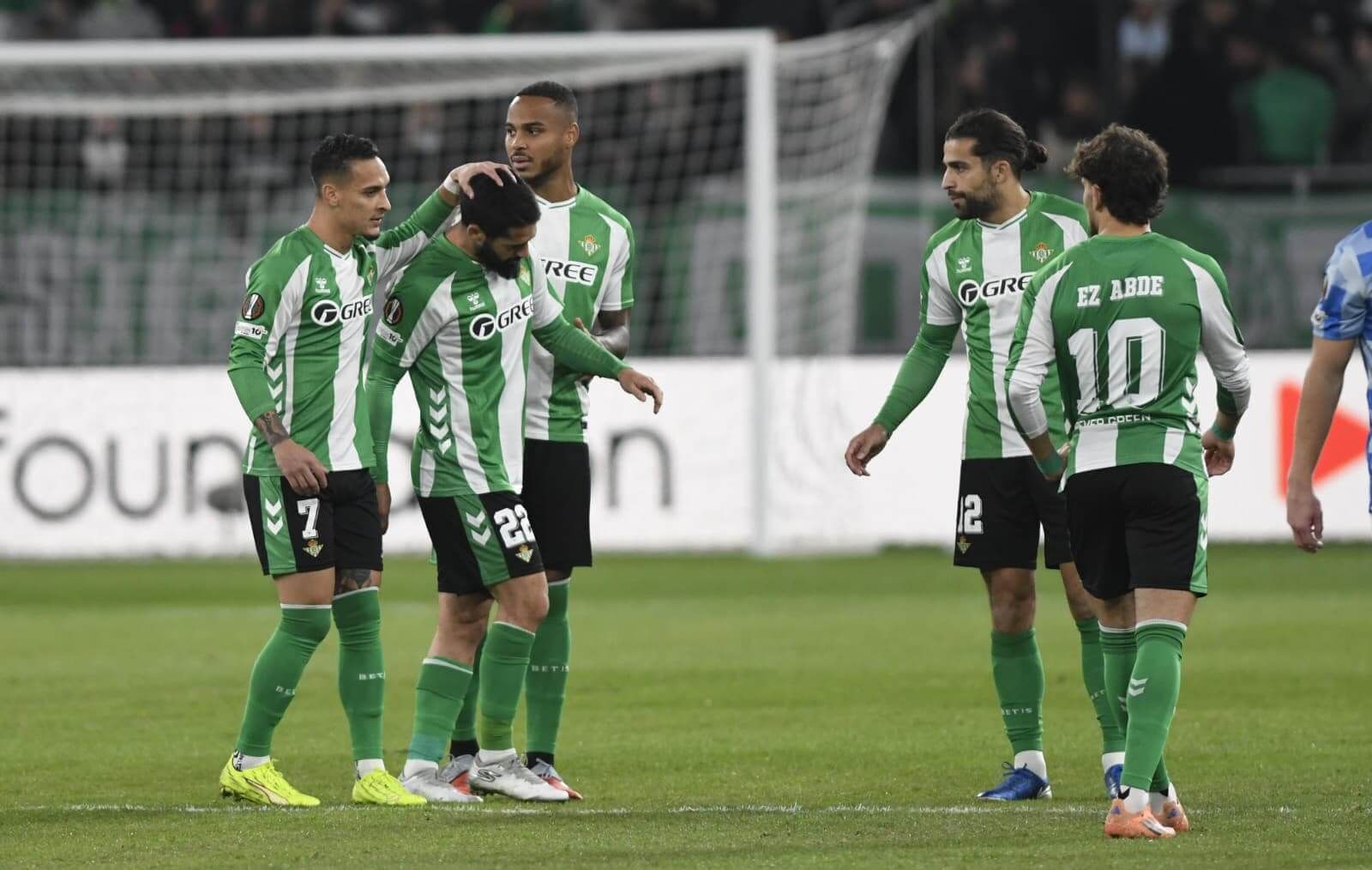  Isco Alarcón abandonó el campo ayudado por sus compañeros