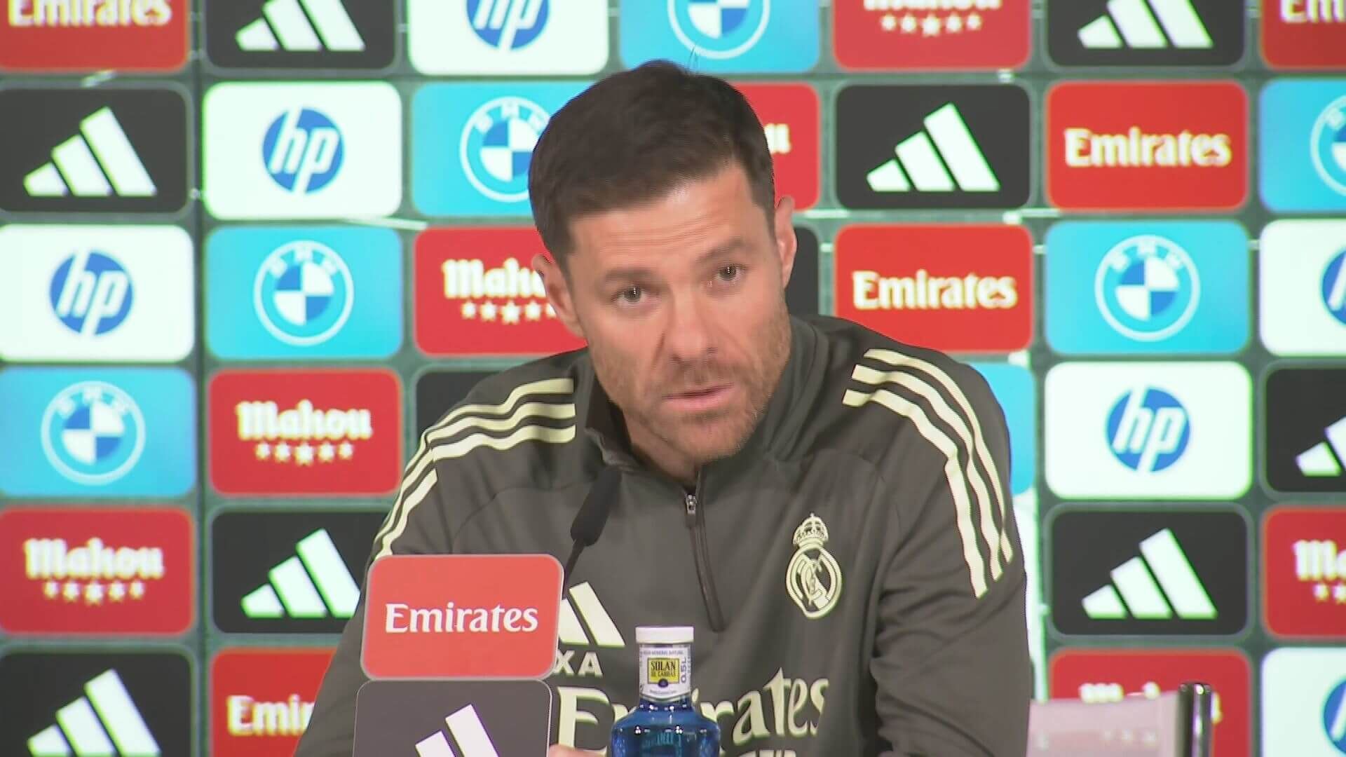  Xabi Alonso se entera en plena rueda de prensa de la decisión de Ronald Araujo