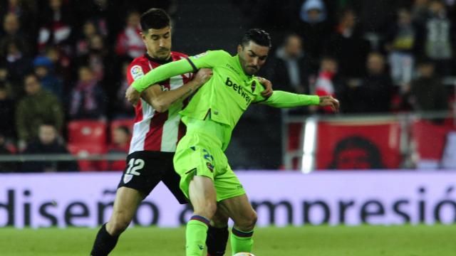 Yuri Berchiche, del Athletic Club, en acción en un partido ante el Levante UD