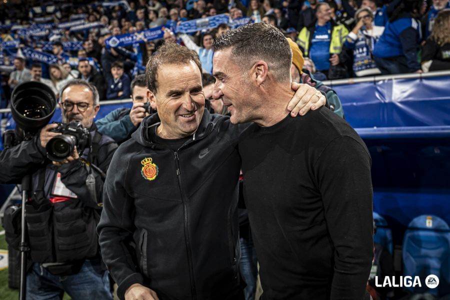 Luis Carrión y Jagoba Arrasate se saludan antes del Real Oviedo-Mallorca.