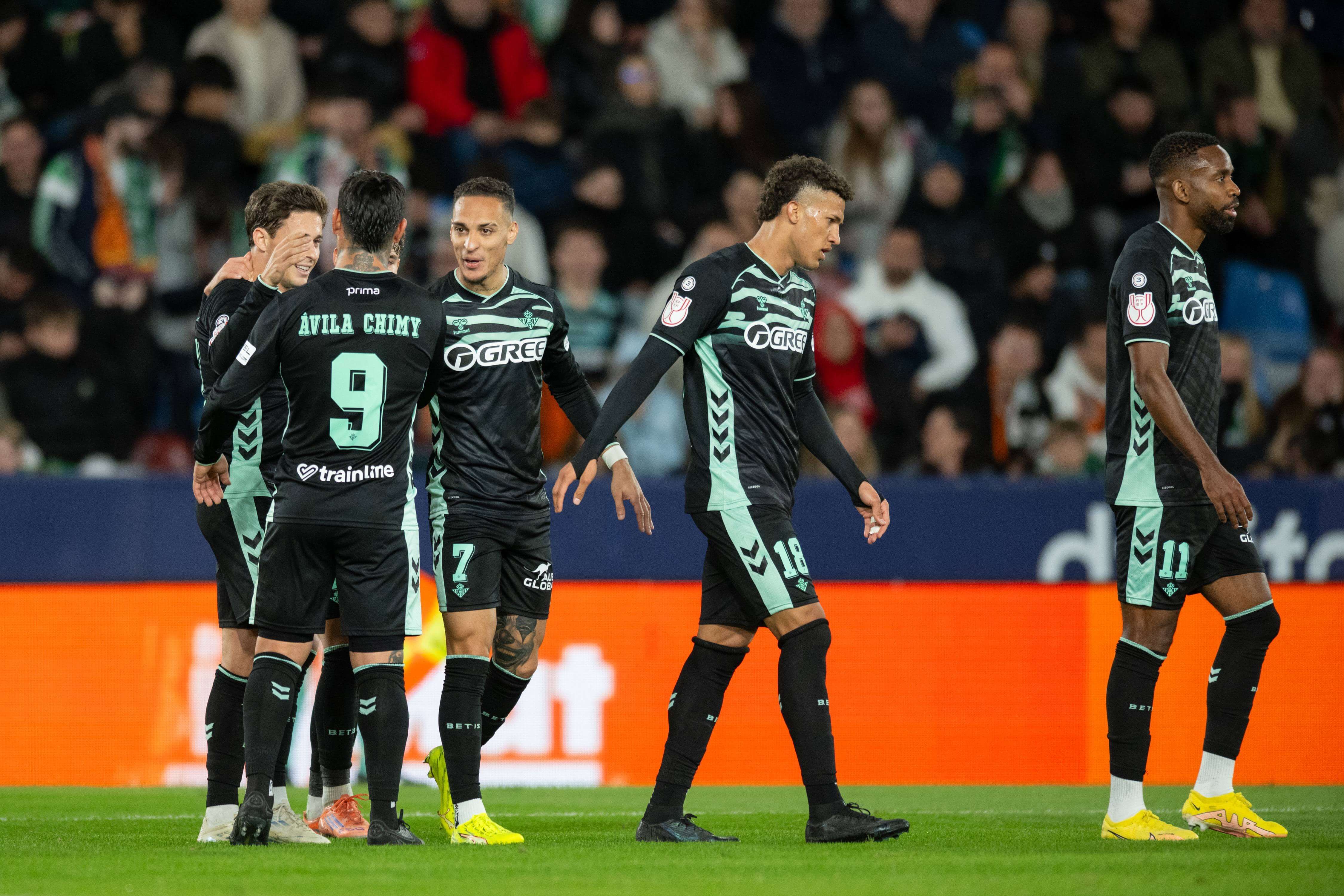  Riquelme celebra uno de sus goles al Torrent