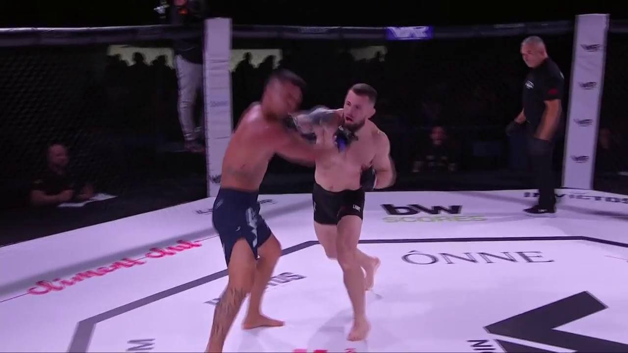 Oriol Arenas golpea a Leal en el primer asalto en WAR 8 (captura: Infinity).