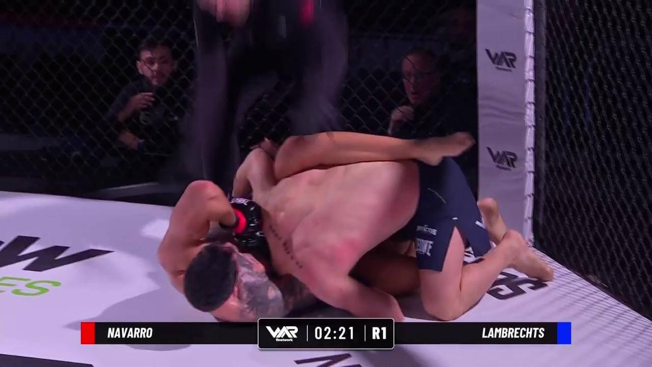 Mangelo Navarro vence a su rival con una guillotina en el WAR 8 (captura Infinity).