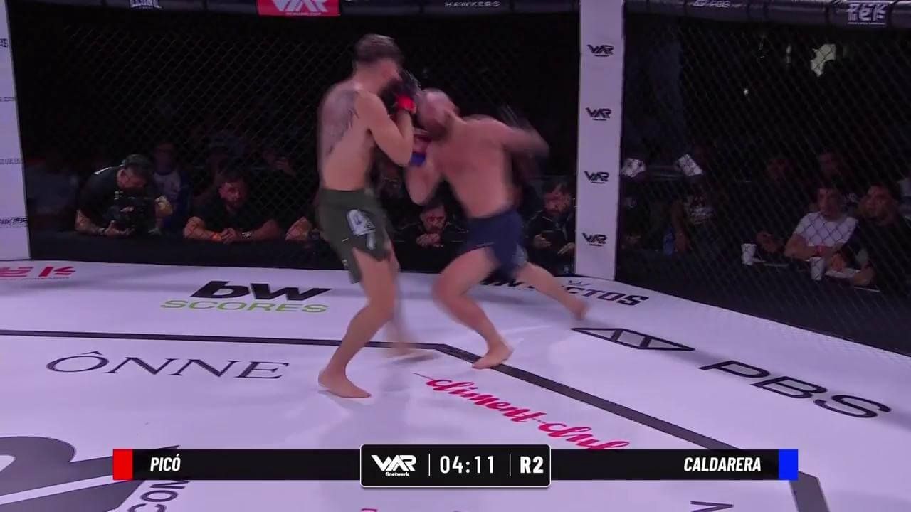 Caldarera busca conectar con Lewis Picó durante su pelea en el WAR (captura: Infinity).