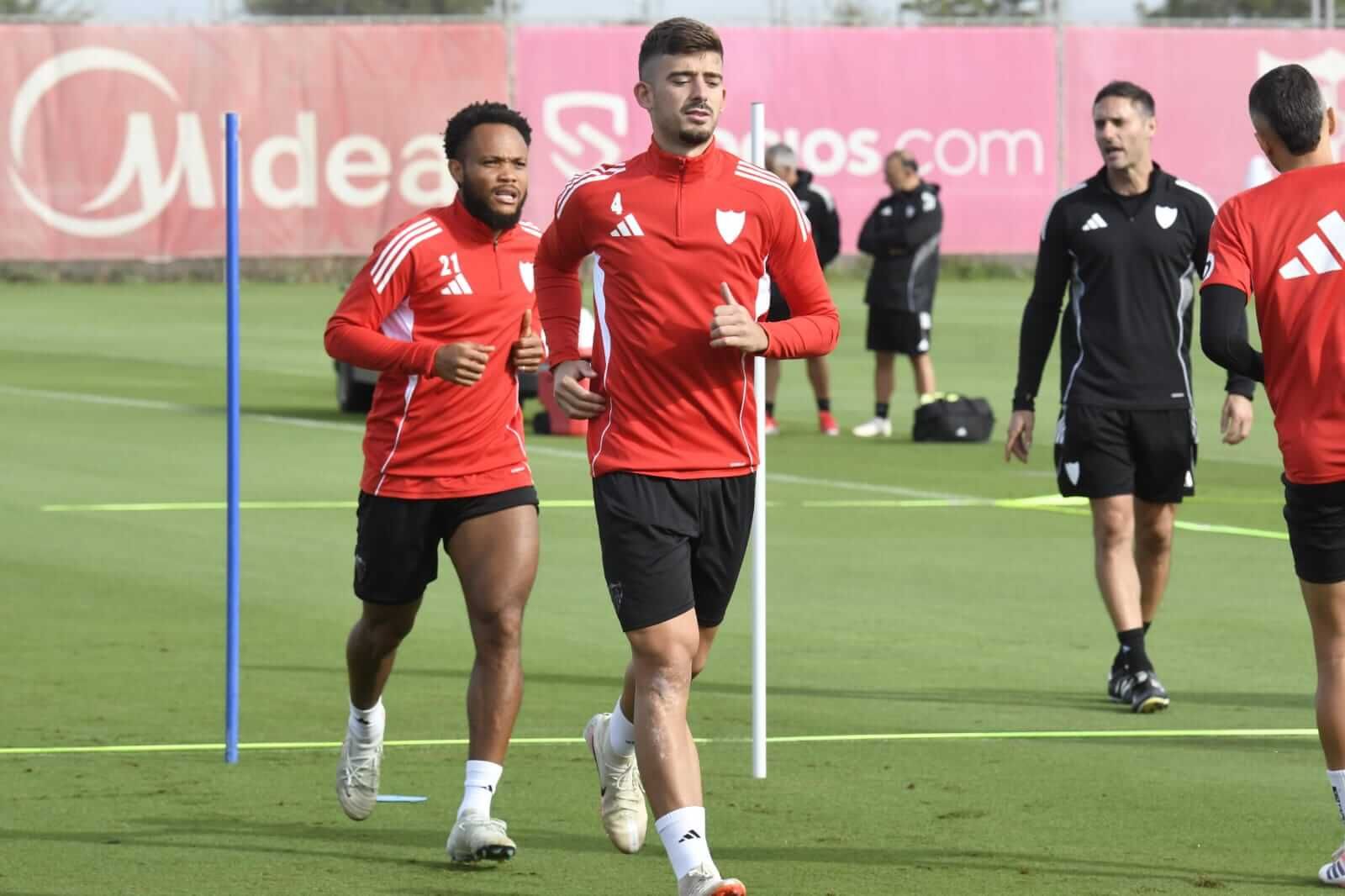 Kike Salas, durante un entrenamiento con el Sevilla en la ciudad deportiva.