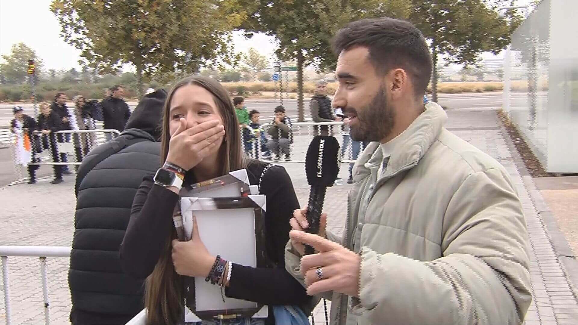 Claudia, la aficionada fan de Dani Ceballos, y Adri Fouz (Fuente: ElDesmarque)