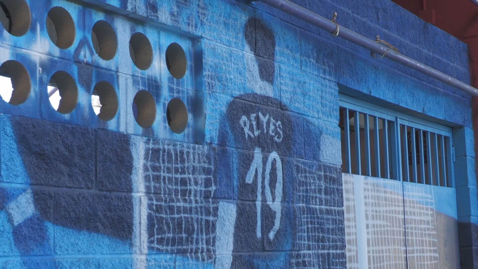  Mural de José Antonio Reyes en los exteriores del Estadio Francisco de la Hera del Extremadura.