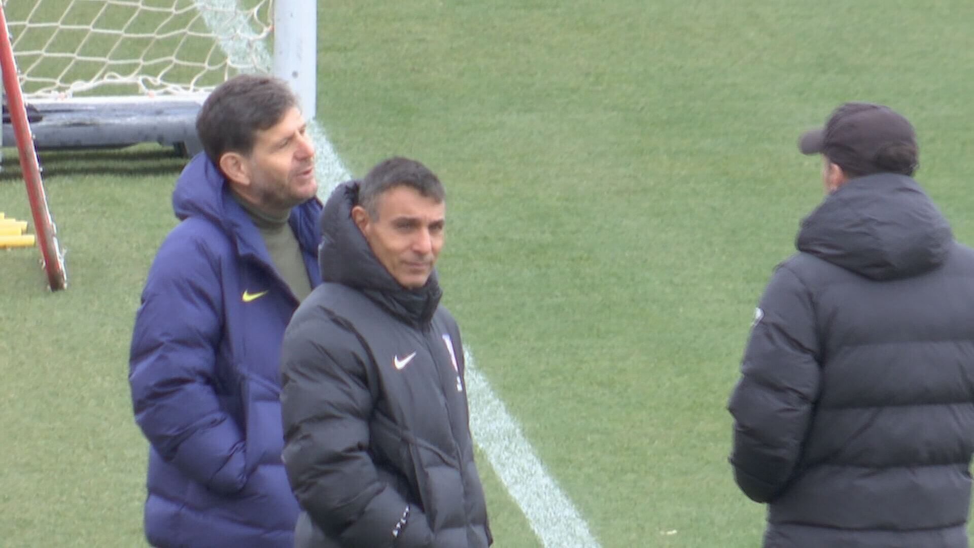 Gustavo López, Mateu Alemany y Simeone en una reunión durante el entrenamiento (ElDesmarque)