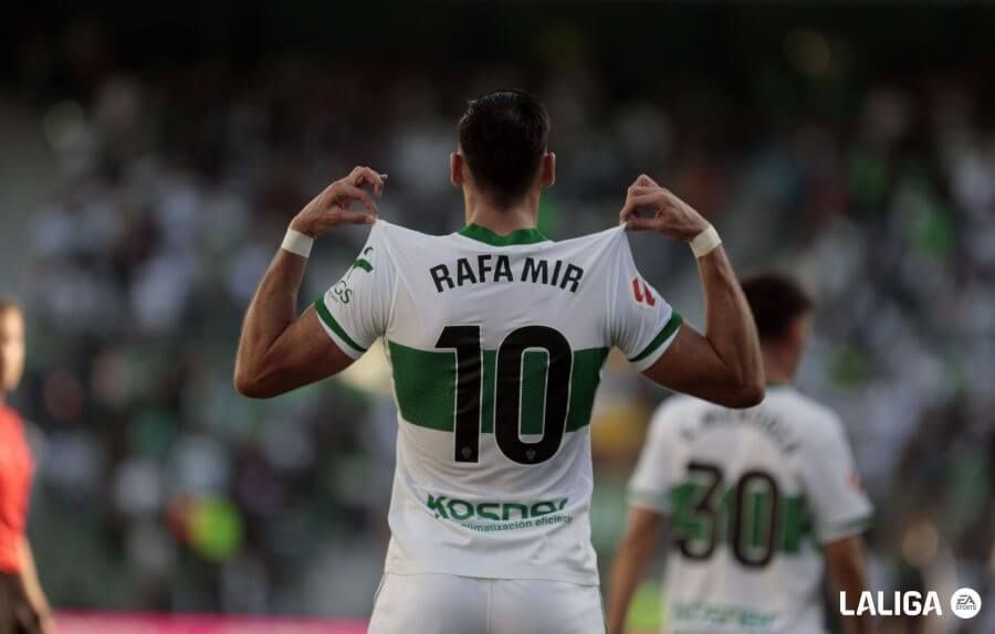  Rafa Mir celebra uno de sus goles ante el Girona.