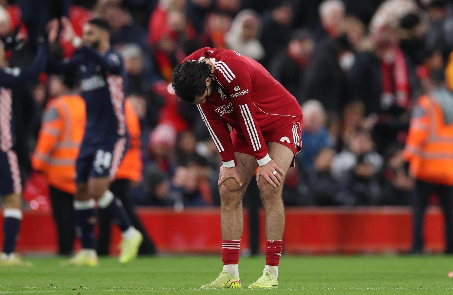  Szoboszlai con la cabeza baja tras un nuevo tropiezo en Champions (EFE)